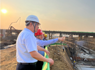 ���ŵ�ί��ǡ����³�Ϳ��ƽ�����ڸ߼� ʩ��һ�߾��е���